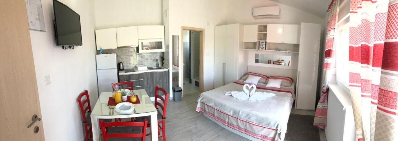 Apartmani Bolero - Obiteljski Odmor Vodice Esterno foto