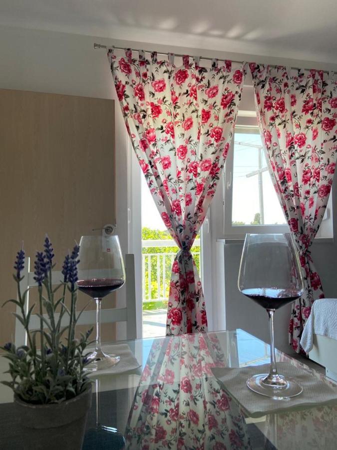 Apartmani Bolero - Obiteljski Odmor Vodice Esterno foto