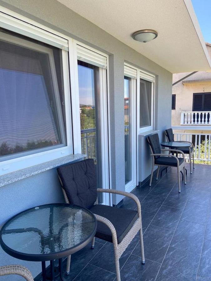Apartmani Bolero - Obiteljski Odmor Vodice Esterno foto