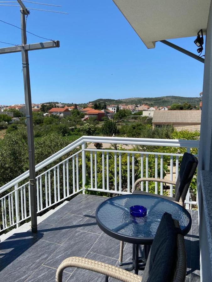 Apartmani Bolero - Obiteljski Odmor Vodice Esterno foto